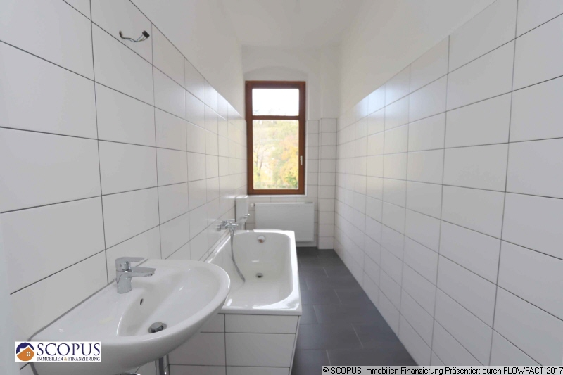 Tageslichtbad mit Wanne im Obergeschoss 2