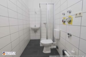 Bad mit Dusche im OG 2