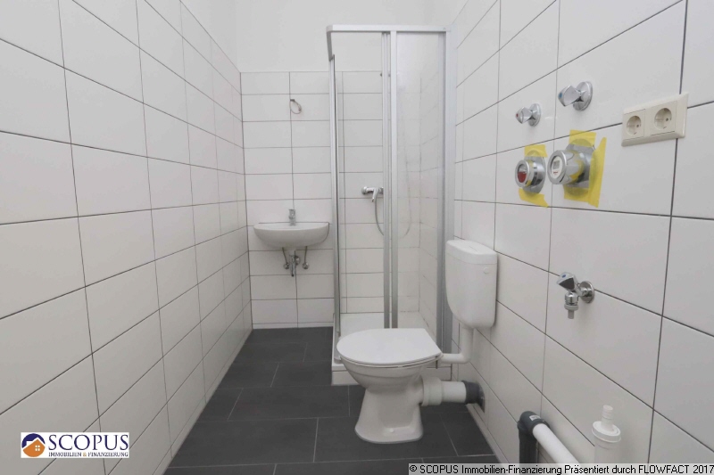 Bad mit Dusche im OG 2