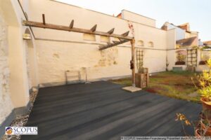 Großzügige Terrasse mit Terrassengarten